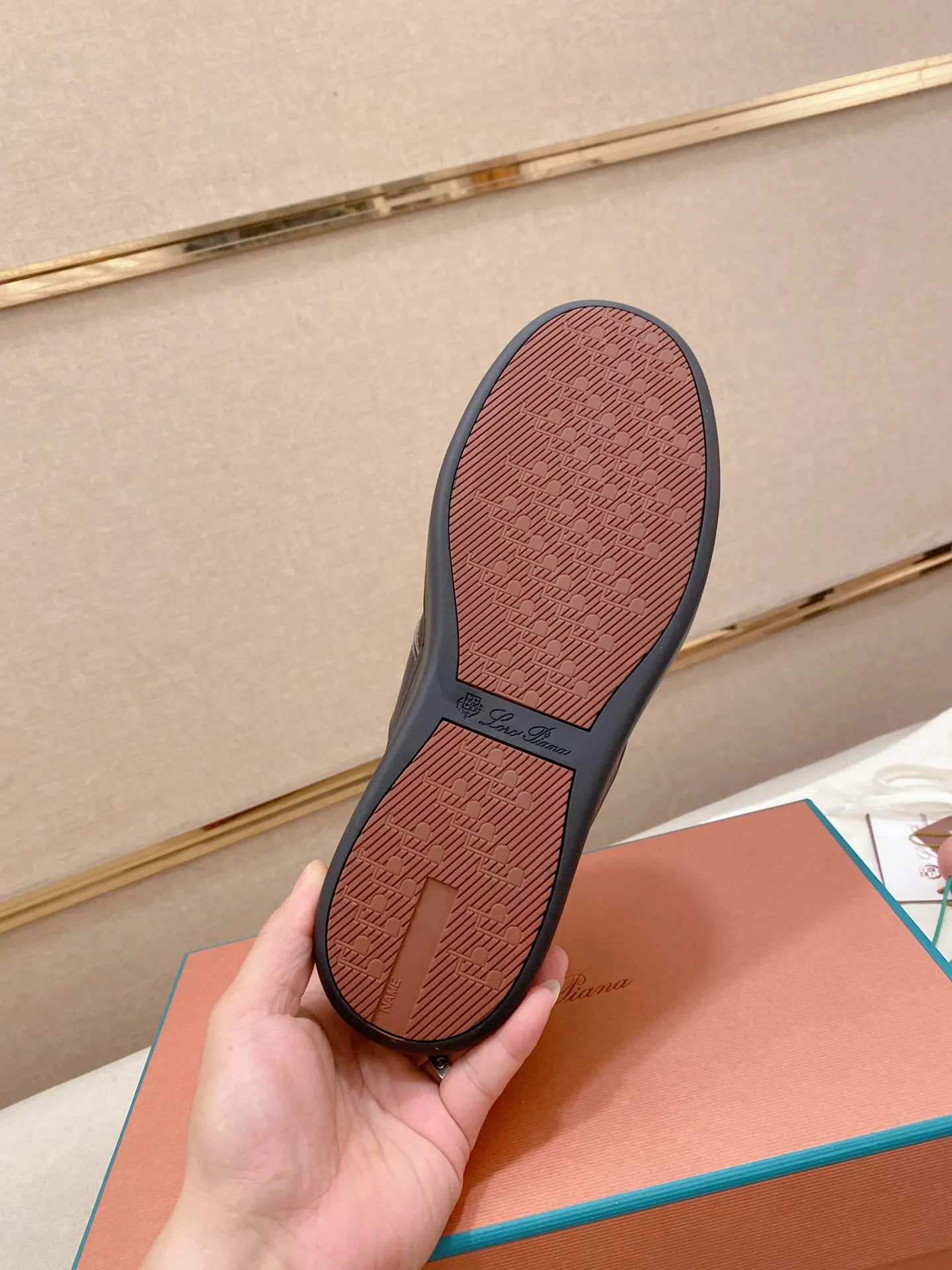 Men's shoes💰: 580💰🔥𝐥𝐨𝐫𝐨 𝐏𝐢𝐚𝐧𝐚 lp classic loafers, an Italian treasure brand, the only brand that can match Hermès! Only after wearing it do we realize that we can’t live up to our feet. The upper is made of imported first-layer cowhide with breathable fly-knit fabric, water-dyed cowhide foot pads, and the official original glass rubber outsole and pendant. Exclusive original packaging (tag ➕ brand paper ➕ outer box ➕ hand bag) code number: 38-44. Can be customized 45-46